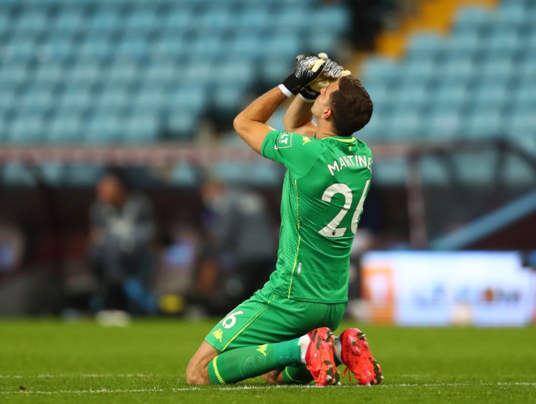 Emiliano Martínez tuvo su debut soñado en el Aston Villa