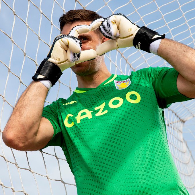 Aston Villa presentó a Emiliano&nbsp;Martínez