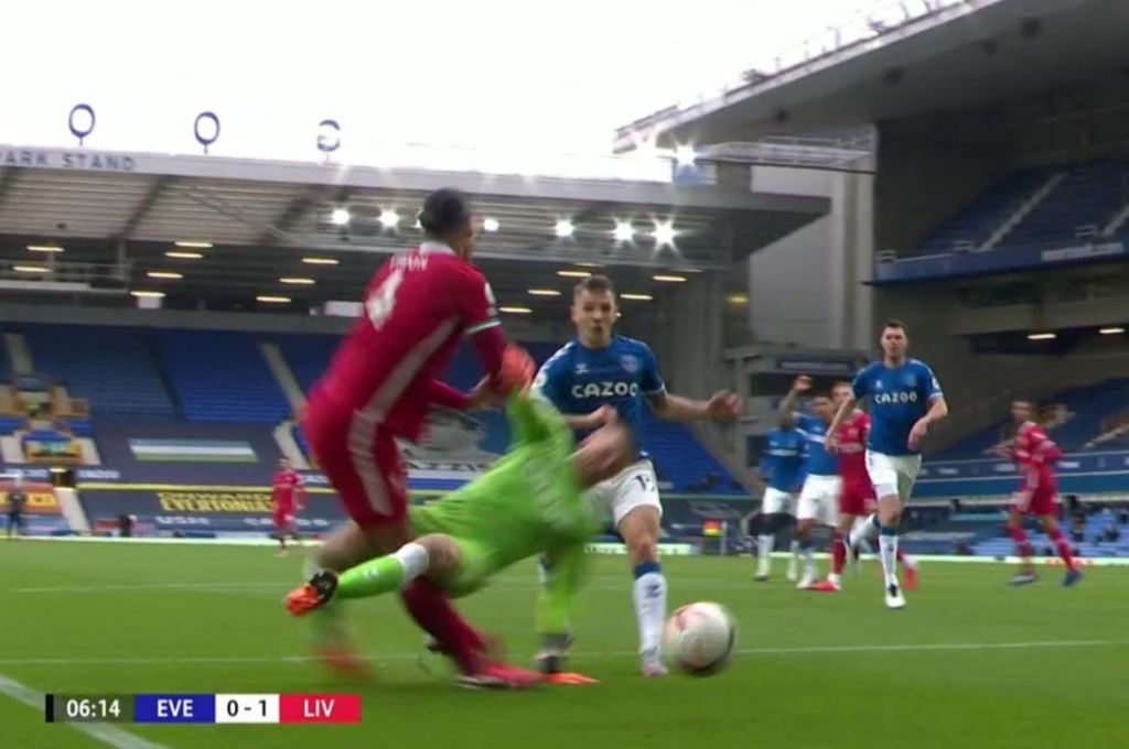Durísimo castigo al al árbitro que no expulsó a Pickford luego de lesionar a Van&nbsp;Dijk