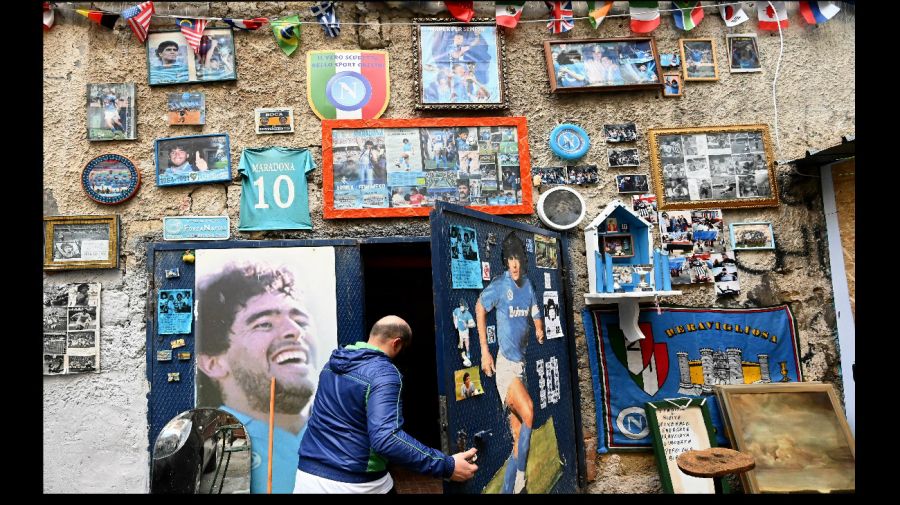 El monumento y el museo de Maradona frente al estadio del&nbsp;Napoli