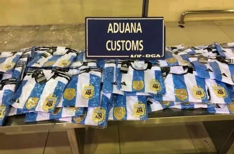 ¡Le confiscaron más de 300 camisetas de&nbsp;fútbol!