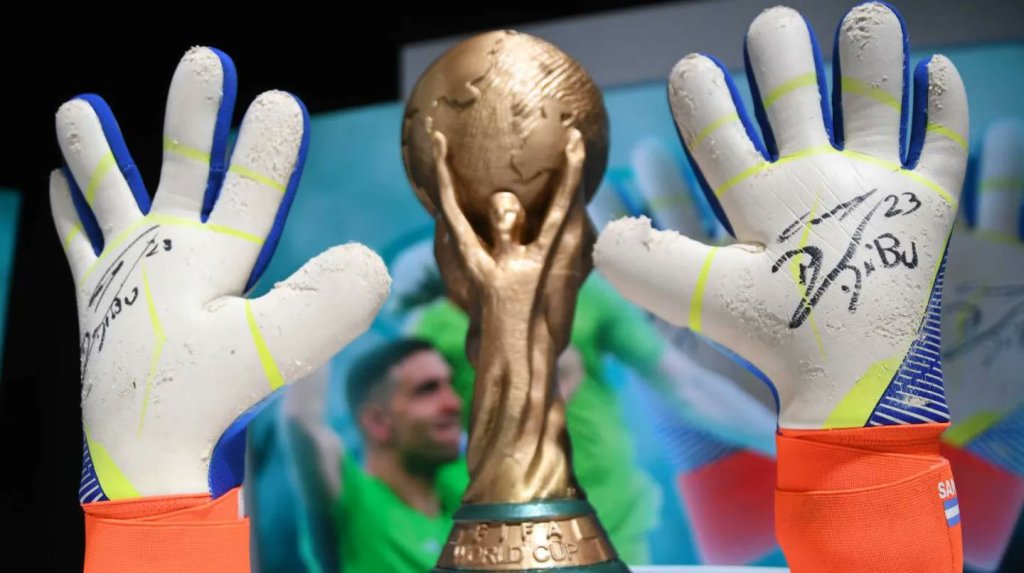 45 mil dólares por los guantes del campeón del&nbsp;mundo